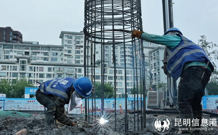 5月1日，中建七局西南公司云南省腫瘤醫(yī)院癌癥中心建設(shè)項(xiàng)目的建筑工人們正在焊接鋼筋籠。 (3)