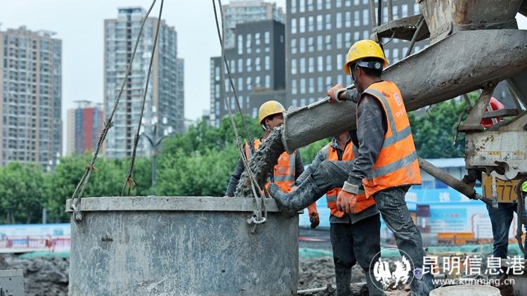 5月1日，中建七局西南公司云南省腫瘤醫(yī)院癌癥中心建設(shè)項(xiàng)目的建筑工人們正在為樁基澆筑混凝土。