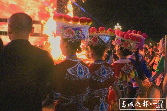 彝族鼓號響起來、火樹銀花不夜天，楚雄火把節(jié)“燃”起來.jpg