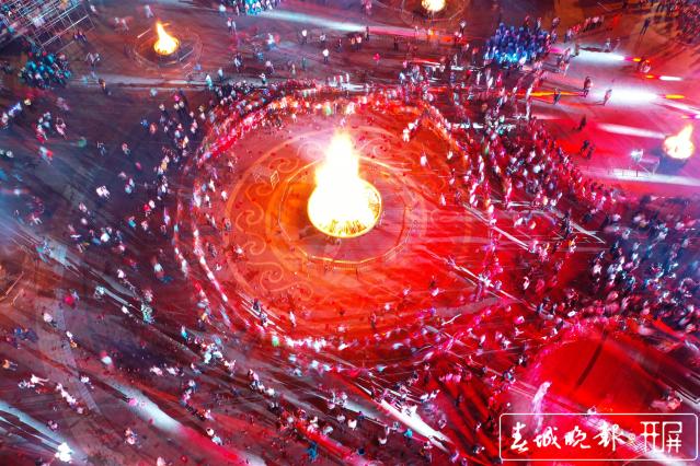 彝族鼓號響起來、火樹銀花不夜天，楚雄火把節(jié)“燃”起來 通訊員 何新聞 攝.jpg