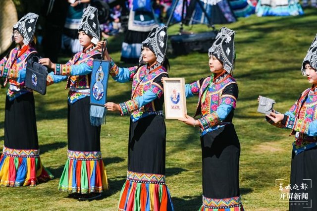 夢回千年 牽手時尚“繡美”楚雄丨千年彝繡出深山 共度傳統(tǒng)賽裝節(jié)