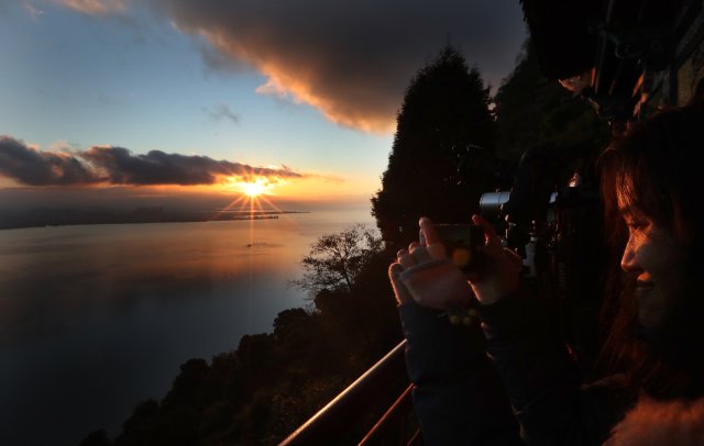 他們?yōu)楹螣嶂杂诋?dāng)“追光者”？“爬西山觀日出”火上熱搜的背后