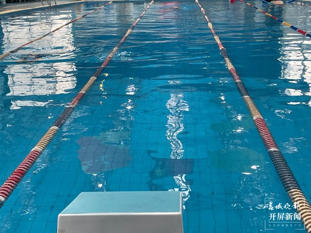 水質(zhì)實(shí)時(shí)監(jiān)測(cè)！云南省游泳池水質(zhì)在線監(jiān)測(cè)小程序上線 （張?zhí)镱?攝）