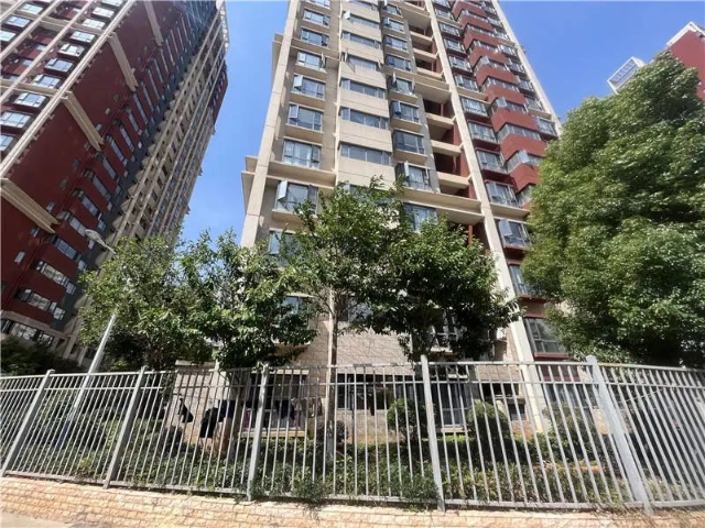 從8樓拋下裝滿尿液的酒瓶（圖源 都市時報）