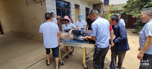 （昆滇傳內(nèi)容）你救助老人時(shí)的背影真帥?。í?dú)居老人突發(fā)疾病摔倒家中，民警翻墻破門(mén)破窗10分鐘緊急救助！） (3).jpg