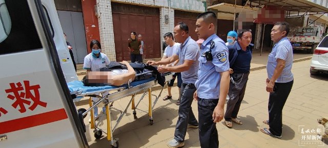 （昆滇傳內(nèi)容）你救助老人時(shí)的背影真帥！（獨(dú)居老人突發(fā)疾病摔倒家中，民警翻墻破門(mén)破窗10分鐘緊急救助！） (1).jpg