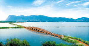 草海上連接湖堤與滇池綠道的仿古七孔浮橋效果圖。