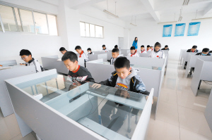 部分學生在昆一中西山學校參加線上賽。 記者李海曦攝