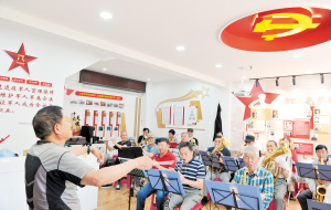 居民在五華區(qū)龍翔街道西站社區(qū)退役軍人服務(wù)站排練。記者黃曉松攝