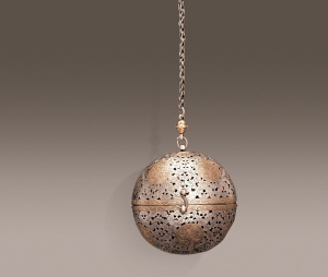 鎏金雙蛾團(tuán)花紋銀香囊