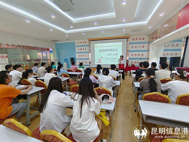 社區(qū)青春學(xué)堂應(yīng)急救護知識培訓(xùn)活動1 社區(qū)青春學(xué)堂應(yīng)急救護知識培訓(xùn)活動1