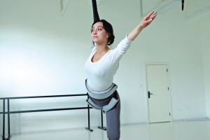 室內(nèi)蹦極是集多種運動元素于一體的綜合性運動.