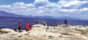 湯女士和朋友在湖邊游玩 供圖 湯女士和朋友在湖邊游玩 供圖