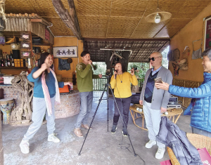 湯女士和朋友在旅途中唱歌跳舞 供圖 湯女士和朋友在旅途中唱歌跳舞 供圖
