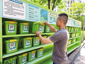 住戶用免費(fèi)發(fā)放的小桶將廚余垃圾集中到投放點(diǎn) 供圖