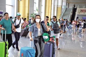 越南游客團隊準備進站乘車 供圖