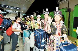 老撾小學(xué)生乘坐中老鐵路列車抵達(dá)昆明