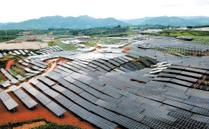 云南加快新能源項(xiàng)目建設(shè)，圖為宜良縣新能源工程——新發(fā)“藥光互補(bǔ)”光伏發(fā)電項(xiàng)目。記者趙偉攝