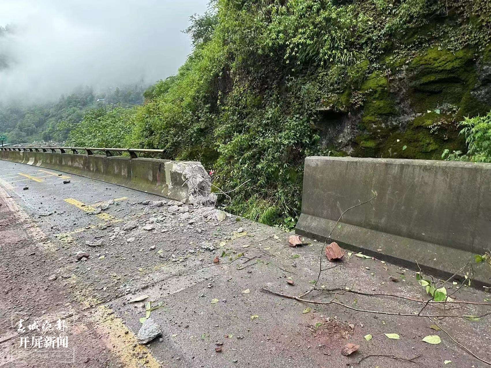 銀昆高速昭通段今日多次遭落石襲擊1.jpg
