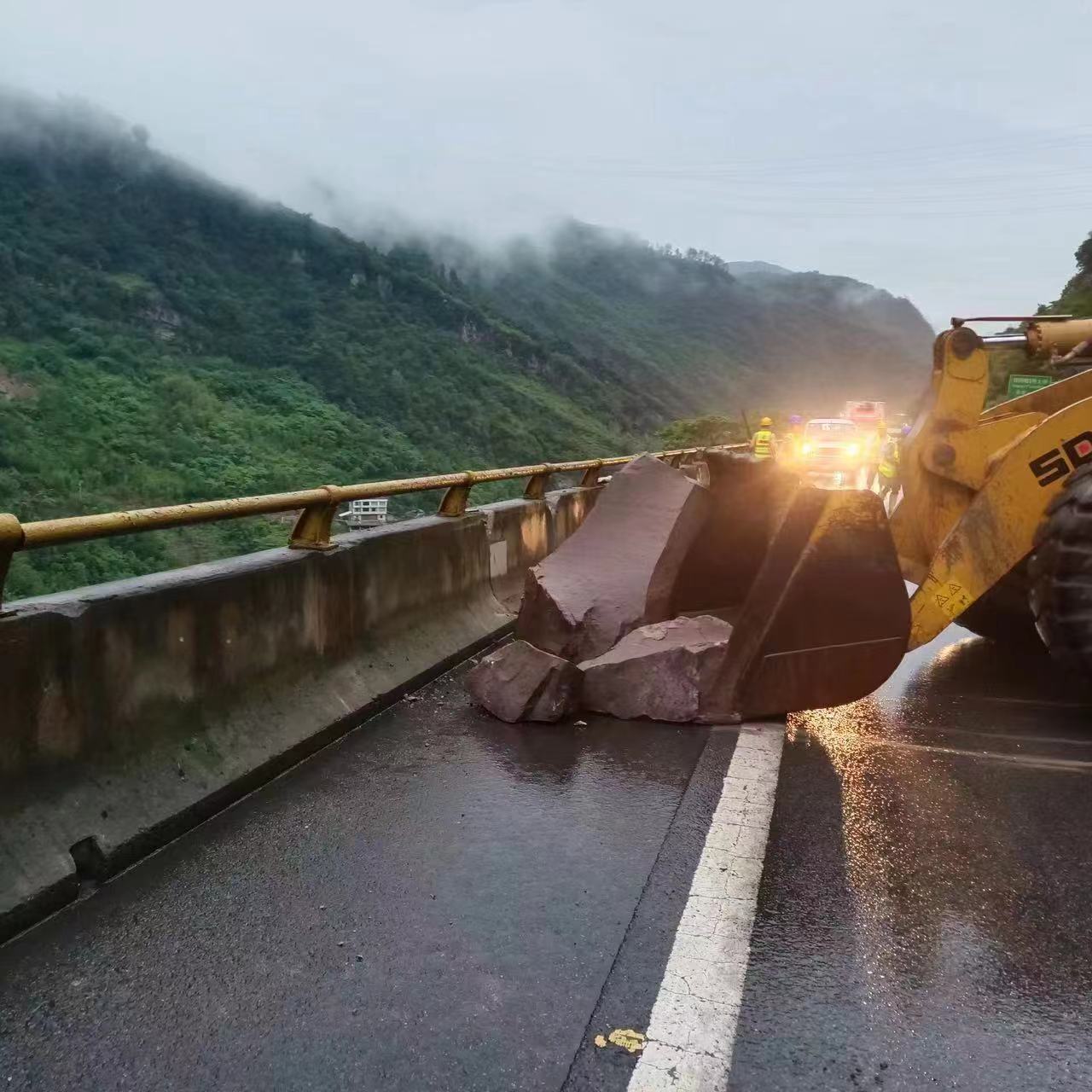銀昆高速昭通段今日多次遭落石襲擊2.jpg