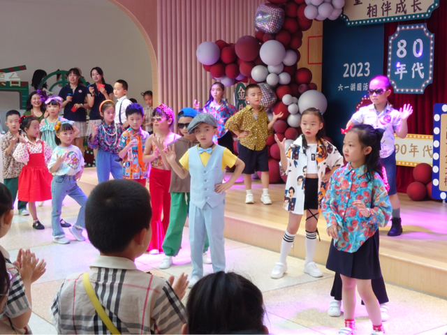 這個(gè)“六一”，昆明金牛幼兒園小朋友們“穿越”到了父母的童年
