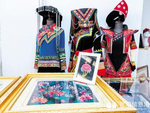 鑲嵌著云南特色繡片的衣服、裝飾畫。