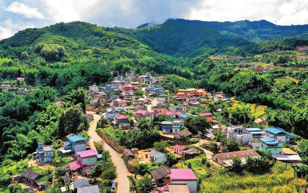 滄源佤族自治縣班洪鄉(xiāng)下班壩村積極發(fā)展鄉(xiāng)村旅游，建設棧道、觀景臺等設施，打造庭院微景觀，開辦蜂蜜加工廠，鄉(xiāng)村發(fā)展充滿活力。圖為班洪鄉(xiāng)下班壩村村貌。 云南日報記者 周燦 攝
