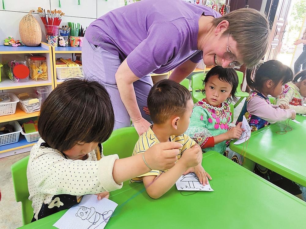 霍思瑞與孩子們在一起 供圖