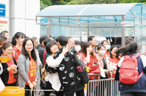 老師在考點(diǎn)外擁抱考生并送上祝福。 記者劉凱達(dá)攝 