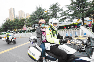 考生忘記拿準考證，春城騎警帶著家長送到考點。 記者劉凱達攝