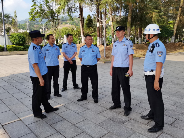 你高考，我護航！護考路上，鳳慶警察從不缺席！