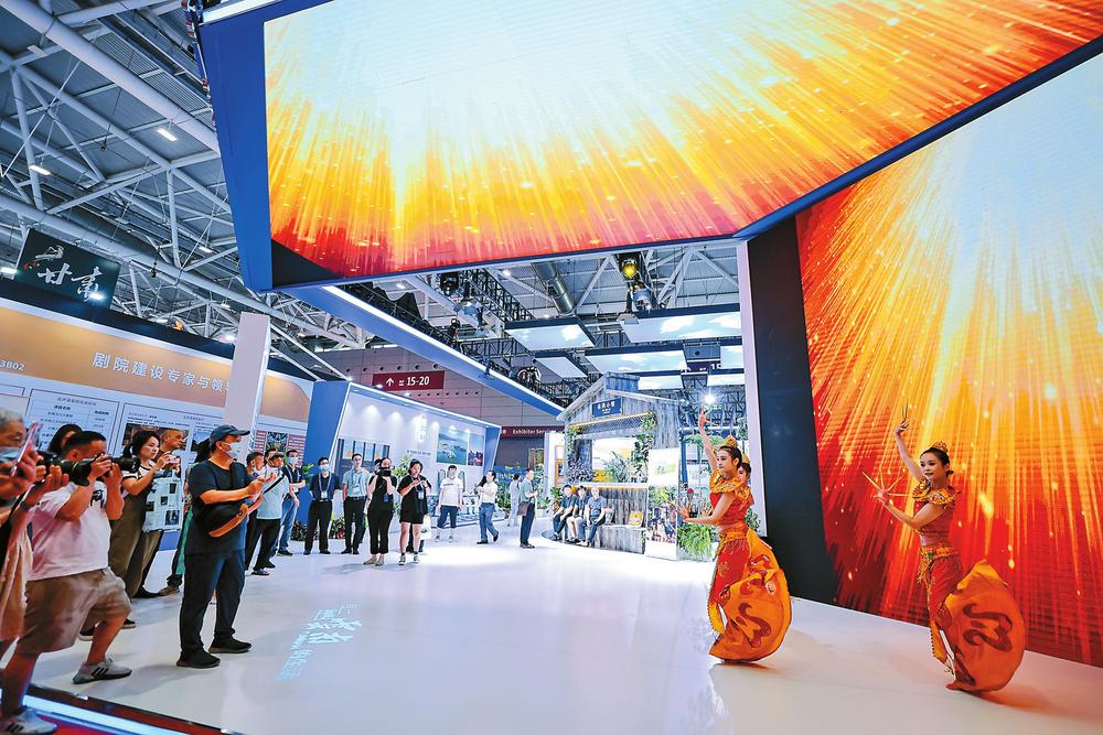 傣族宮廷長甲舞表演