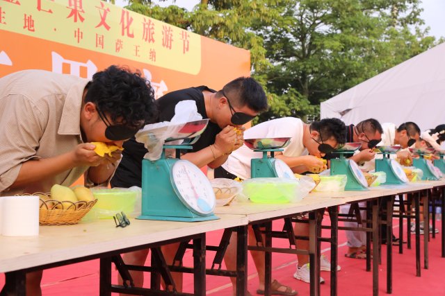 吃芒果比賽現(xiàn)場 6月10日攝.jpg