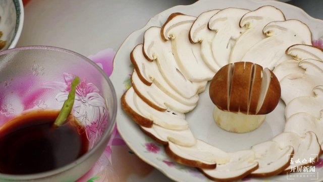 春末夏初，快來施甸解鎖赤松茸的花式吃法（崔敏 通訊員 陸應仙 段曉波 劉瑛麗 廖力舒 攝）