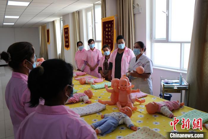 培訓(xùn)師在人大代表聯(lián)絡(luò)站給學(xué)員進(jìn)行護(hù)理培訓(xùn)?！±★w 攝