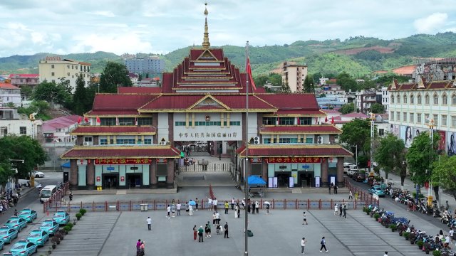 繁榮熱鬧得到瑞麗口岸 王建勛.jpg