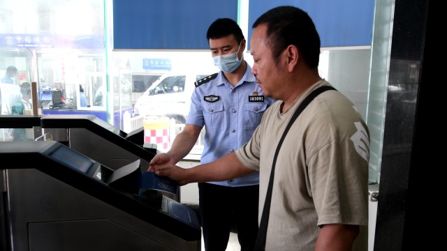 入境旅客使用自助通道 作者:王建勛.jpg