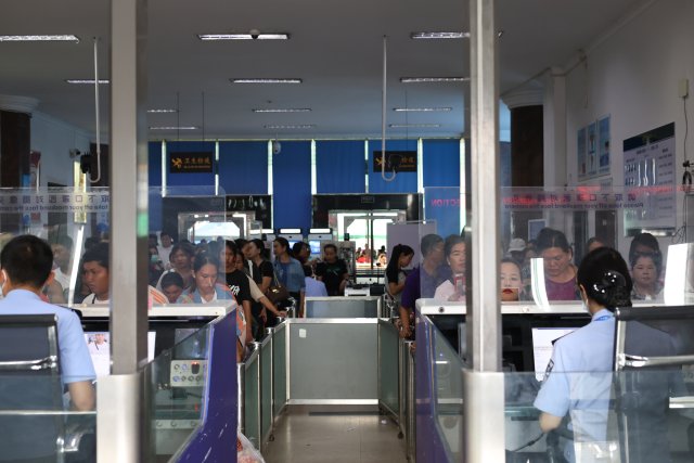 邊檢人員為旅客辦理入境手續(xù) 作者:董文杰.JPG