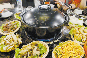 野生菌火鍋。 　　資料圖