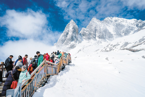 游客在玉龍雪山景區(qū)冰川公園游玩。新華社 