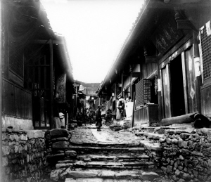 清末昆明窄街小店招牌。