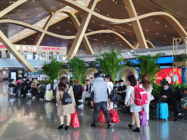 (7月初 云南暑期整體訂單量同比增長248% 每天從長水機(jī)場接待有組織團(tuán)隊(duì)約2000個(gè) )昆明機(jī)場推出中轉(zhuǎn)+城市觀光暢游服務(wù) 通訊員 倪嘉云 攝.jpg