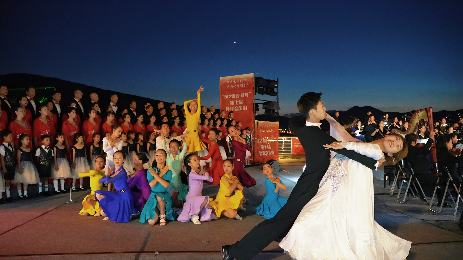 《滇池圓舞曲》 舞者翩翩起舞。供圖