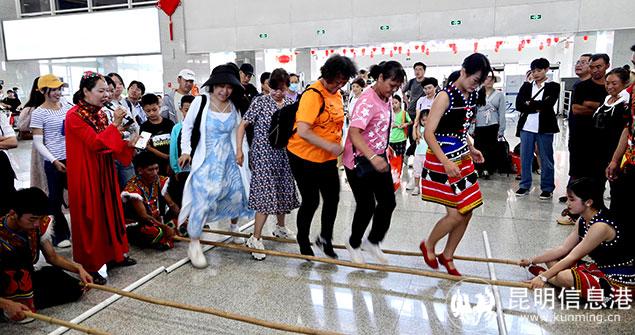 普者黑站乘客與工作人員在候車(chē)室跳竹竿舞慶?！盎樄?jié)”。通訊員陳暢-攝