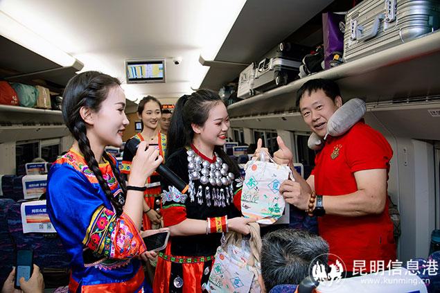D3816次列車(chē)上開(kāi)展“坐著動(dòng)車(chē)耍花臉節(jié)”活動(dòng)，工作人員向旅客贈(zèng)送互動(dòng)文創(chuàng)品。通訊員陳暢-攝