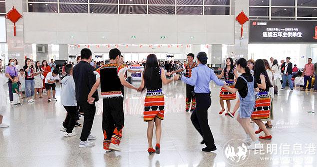 普者黑站乘客們?cè)诤蜍?chē)室手拉手齊跳弦子舞。通訊員陳暢-攝