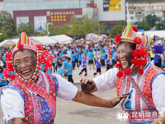 普者黑椒蓮廣場(chǎng)上人們通過(guò)互抹花臉來(lái)表達(dá)對(duì)彼此的祝福。通訊員楊夢(mèng)旗-攝