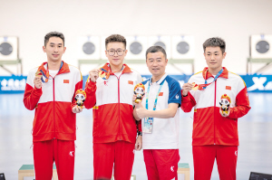 射擊項目男子25米手槍速射團體決賽中，由夏琦、劉帥、段志成組成的中國隊獲得冠軍。新華社 