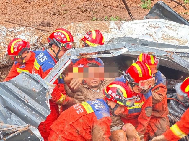 云南芒市突發(fā)山體滑坡