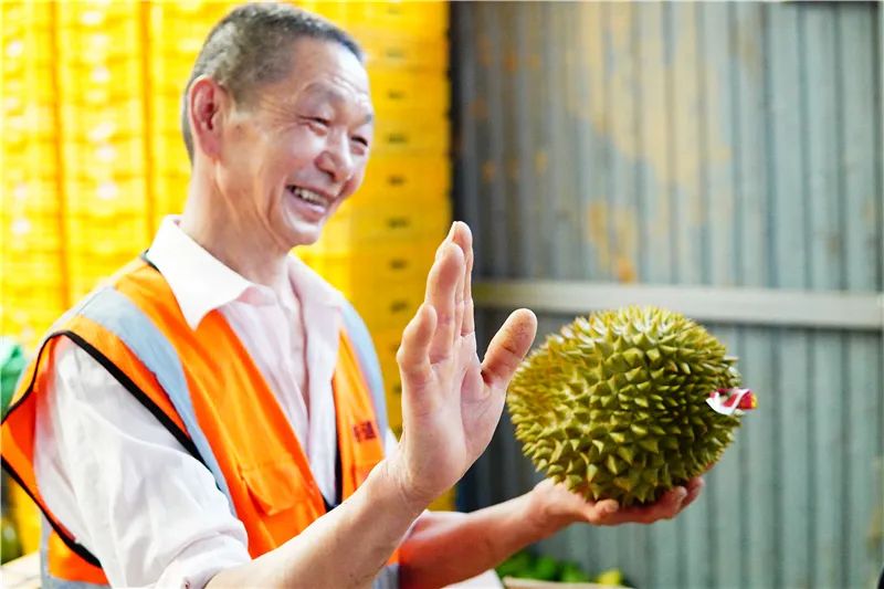 驗(yàn)果師邵一超展示徒手拿榴蓮.JPG 圖片